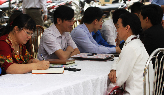 Công chức trẻ Thủ đô tư vấn, hỗ trợ về thủ tục hành chính