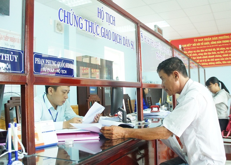 Cải cách hành chính: Khi cán bộ “làm thay” dân