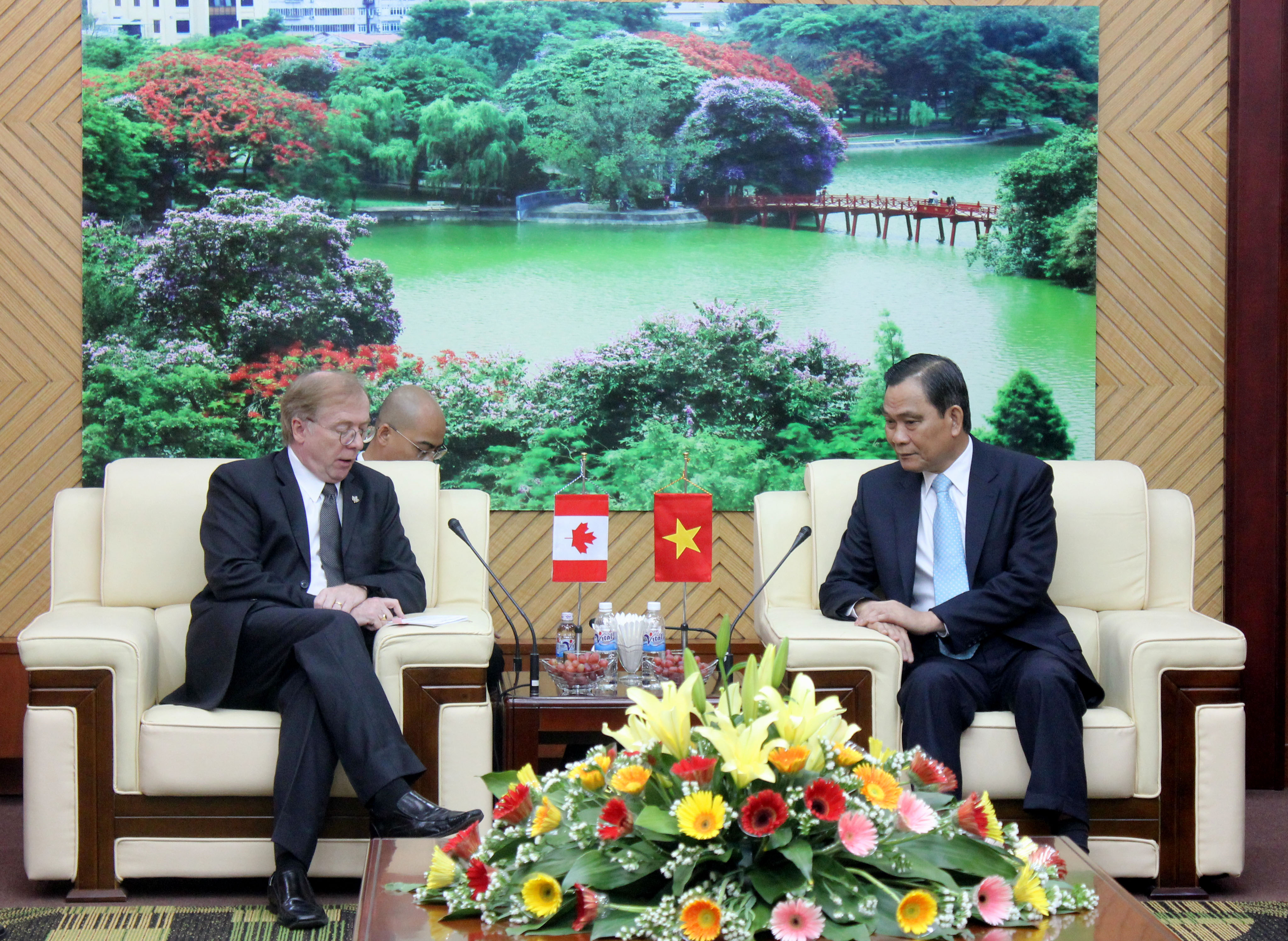 Bộ trưởng Bộ Nội vụ Nguyễn Thái Bình tiếp xã giao Ngài David Devine, Đại sứ đặc mệnh Toàn quyền Canada tại Việt Nam