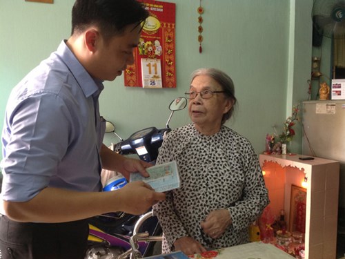 Đến nhà giúp dân giải quyết thủ tục hành chính