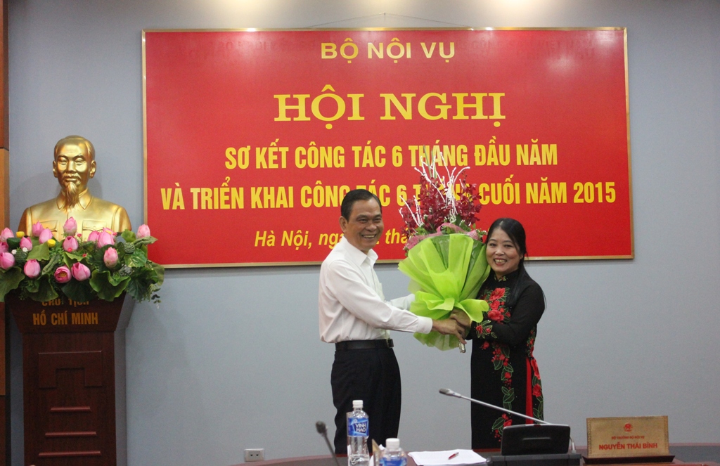 Lễ công bố và trao Quyết định nghỉ hưu theo chế độ cho đồng chí Nguyễn Hoàng Oanh, Vụ trưởng Vụ Tổng hợp