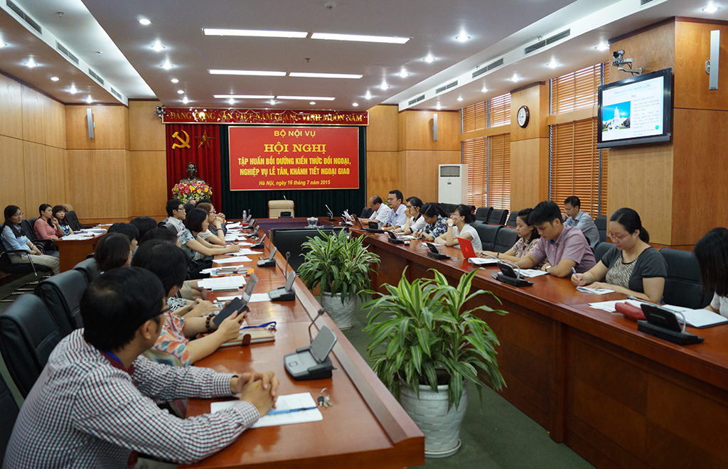 Bồi dưỡng kiến thức đối ngoại, nghiệp vụ lễ tân, khánh tiết ngoại giao cho công chức làm công tác đối ngoại của Bộ Nội vụ.
