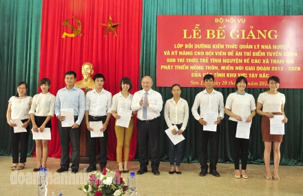 Bế giảng lớp bồi dưỡng kiến thức quản lý nhà nước cho các đội viên Đề án 500