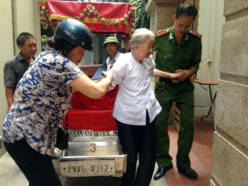 Đến tận nhà cấp Chứng minh thư nhân dân cho người già và thương binh