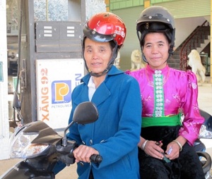 Thí điểm sản xuất mũ bảo hiểm dành cho phụ nữ dân tộc