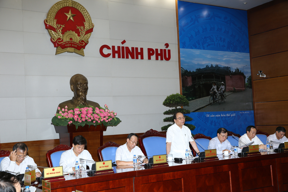Phó Thủ tướng Nguyễn Xuân Phúc: Không để dân đi đâu cũng “ôm” đống giấy tờ tùy thân