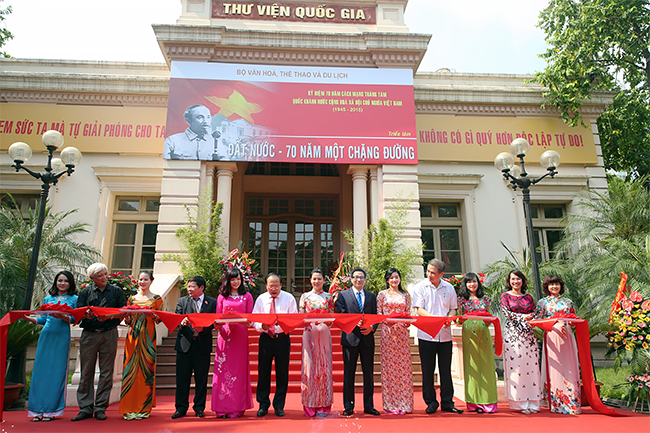 Phó Thủ tướng Vũ Đức Đam thăm triển lãm “Đất nước-70 năm một chặng đường”