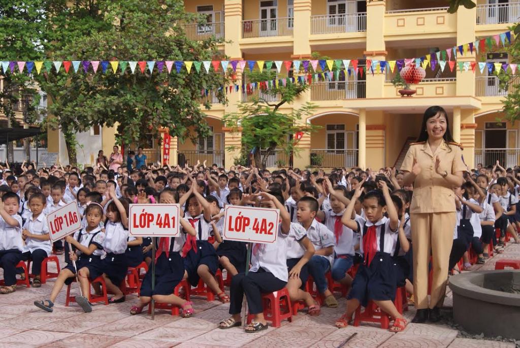 Bí thư chi bộ, Đội trưởng Phòng Cảnh sát giao thông Công an tỉnh Hòa Bình Đinh Thị Thu Hằng với việc “Tiếp tục đẩy mạnh việc học tập và làm theo tấm gương đạo đức Hồ Chí Minh”