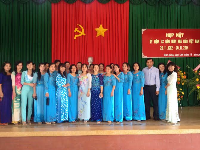 Cán bộ và giáo viên trường Tiểu học Thị Trấn Vĩnh Hưng học tập và làm theo tấm gương đạo đức Hồ Chí Minh