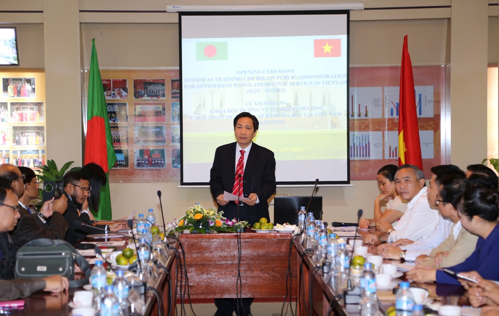 Khai giảng khóa bồi dưỡng về hành chính công cho công chức cao cấp của Chính phủ Băng la đét tại Việt Nam
