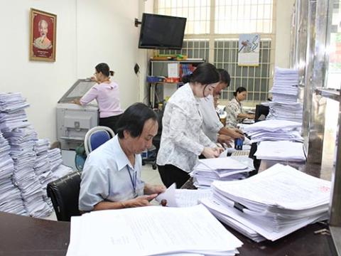 Nghịch lý tinh giản biên chế: Không thể thoát danh công chức