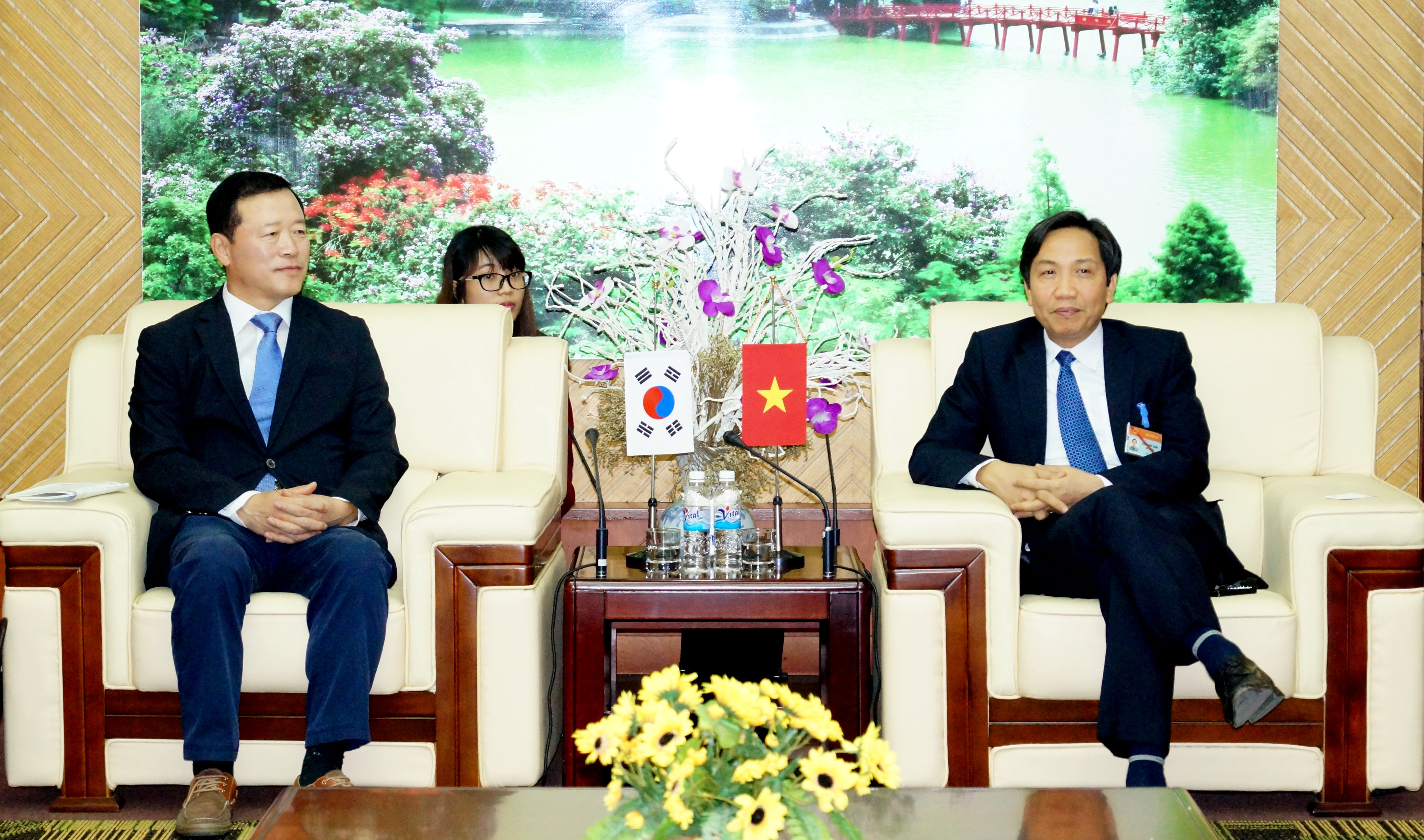 Thứ trưởng Bộ Nội vụ Trần Anh Tuấn tiếp xã giao  Chủ tịch Phân ban Tổng thống về phát triển tự trị địa phương Hàn Quốc