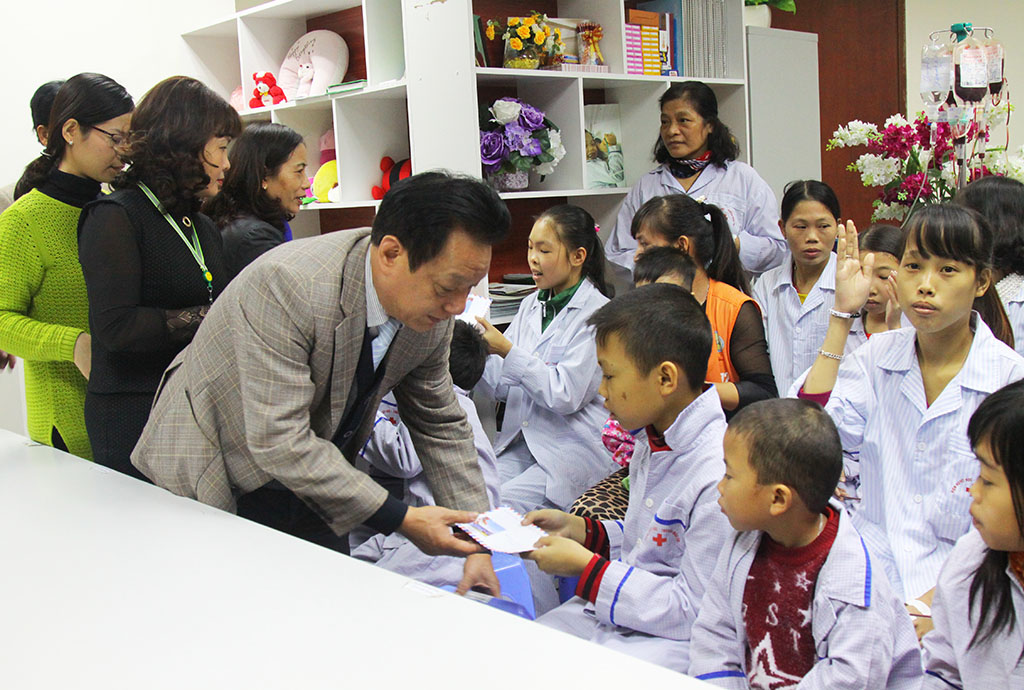 Công đoàn Văn phòng Bộ Nội vụ tổ chức thăm và tặng quà tại Viện Huyết học Truyền máu Trung ương