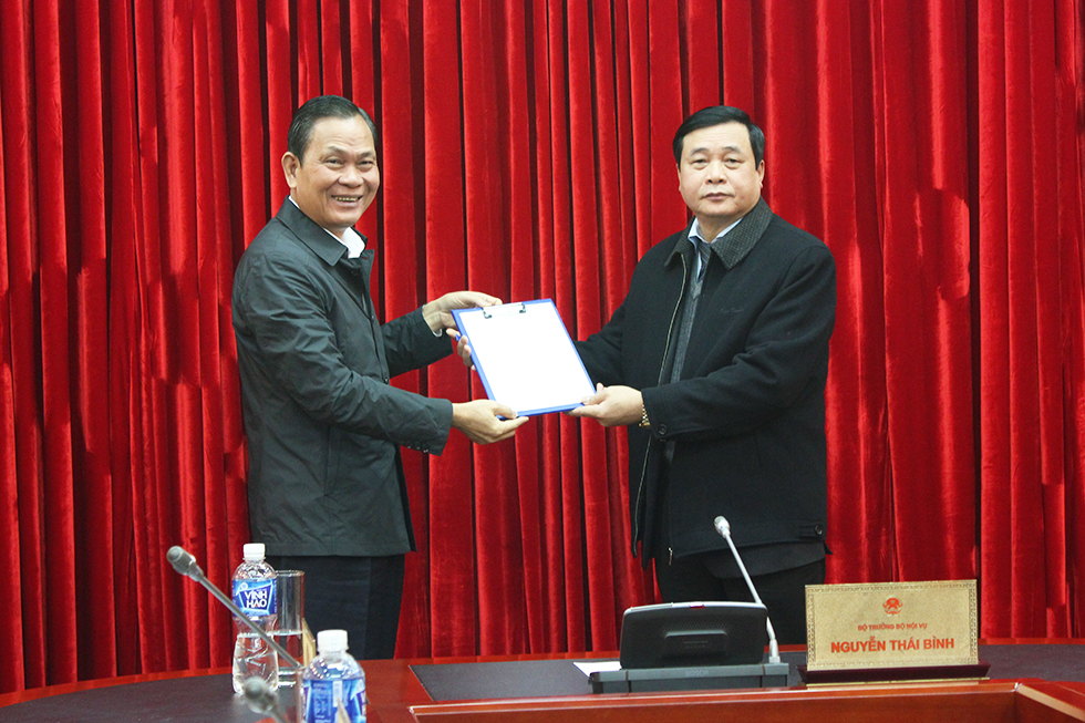 Lễ công bố và trao Quyết định nghỉ hưu để hưởng chế độ bảo hiểm xã hội cho đồng chí Nguyễn Tiến Trung, Vụ trưởng Vụ Công chức – Viên chức, Bộ Nội vụ