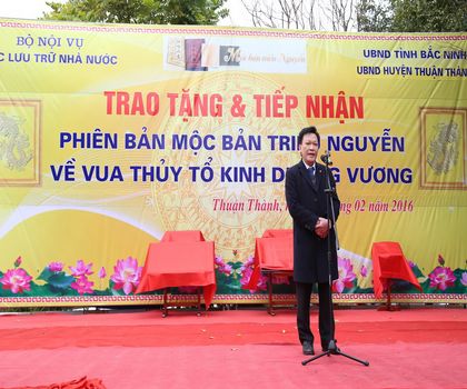Trao tặng phiên bản và ảnh Mộc bản Triều Nguyễn khắc về Đức Thủy tổ Kinh Dương Vương cho tỉnh Bắc Ninh