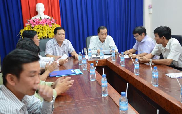 UBMTTQVN tỉnh Cà Mau bàn giao biên bản hiệp thương lần thứ ba và danh sách những người đủ tiêu chuẩn ứng cử đại biểu Quốc hội khóa XIV và đại biểu HĐND tỉnh Cà Mau khóa IX, nhiệm kỳ 2016 – 2021 cho Ủy ban bầu cử tỉnh Cà Mau