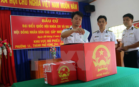 Cử tri nhiều nơi thực hiện bầu cử sớm