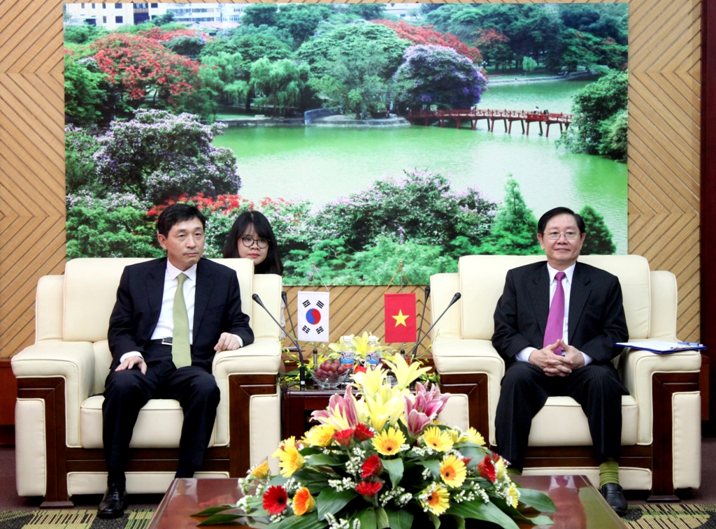 Bộ trưởng Bộ Nội vụ Lê Vĩnh Tân tiếp xã giao Đại sứ Hàn Quốc tại Việt Nam