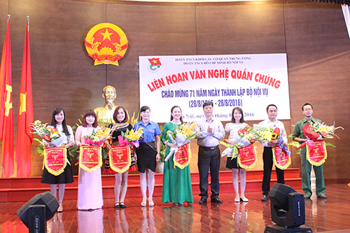 Liên hoan văn nghệ quần chúng chào mừng 71 năm ngày thành lập Bộ Nội vụ