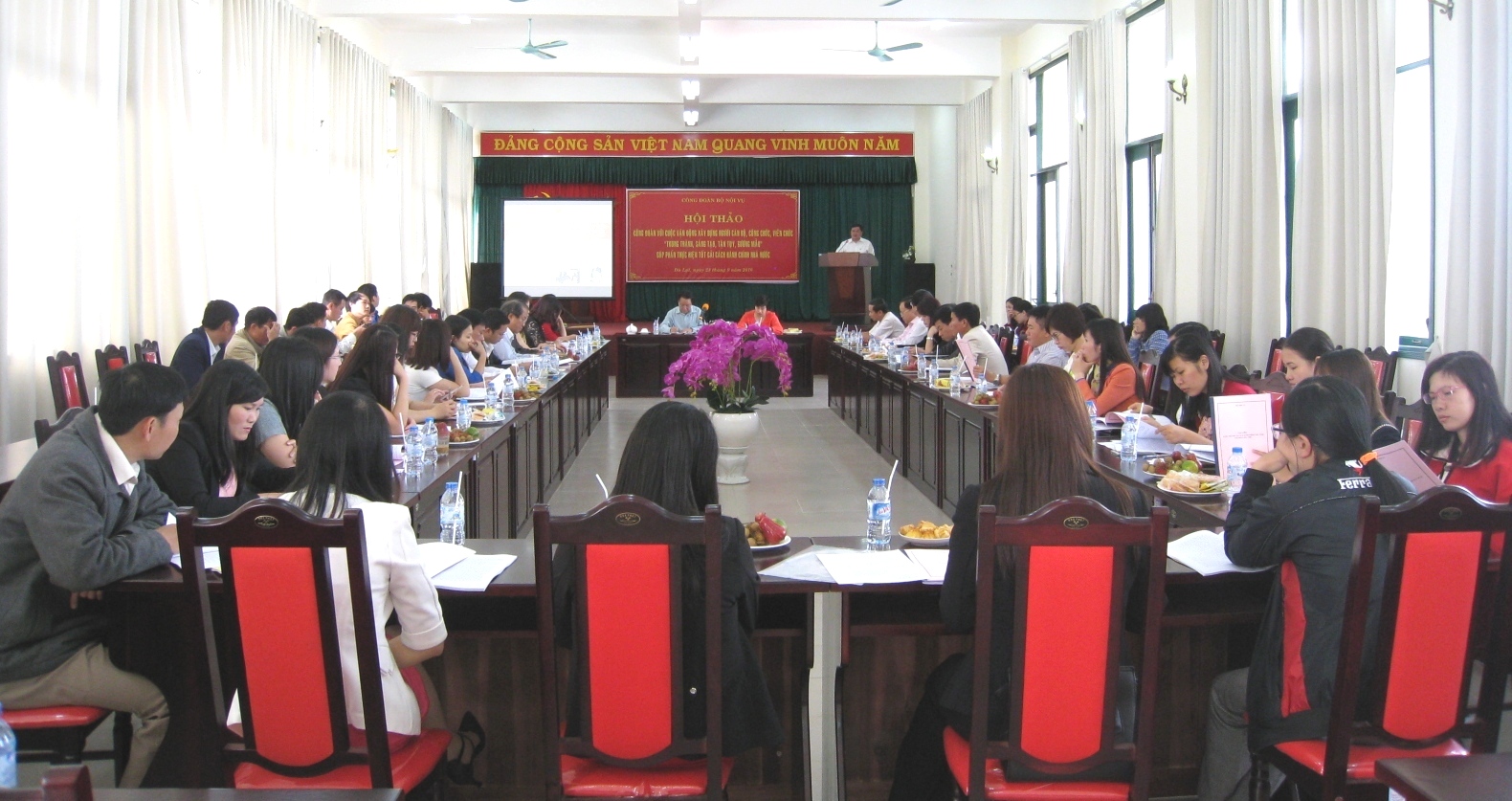 Hội thảo Công đoàn với cuộc vận động xây dựng người cán bộ, công chức, viên chức “Trung thành, sáng tạo, tận tụy, gương mẫu” góp phần thực hiện tốt cải cách hành chính nhà nước