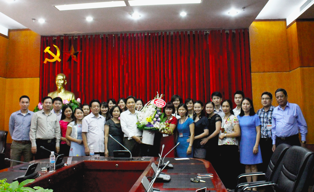 Thứ trưởng Bộ Nội vụ Trần Anh Tuấn tặng hoa chúc mừng phụ nữ các đơn vị thuộc, trực thuộc Bộ Nội vụ nhân kỷ niệm Ngày Phụ nữ Việt Nam 20.10.2016