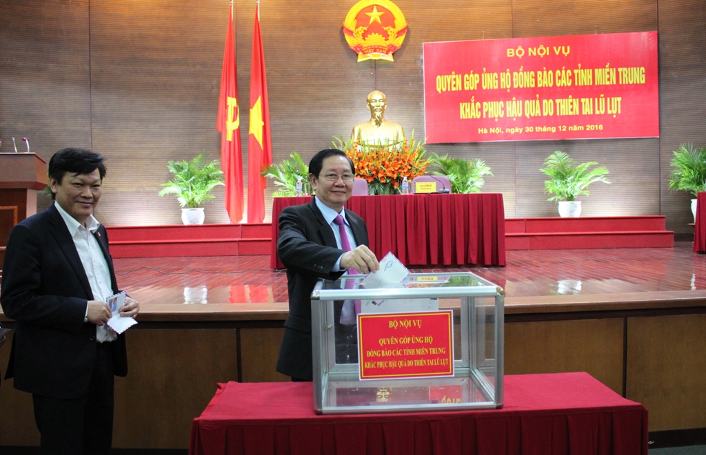 Cơ quan Bộ Nội vụ tổ chức quyên góp ủng hộ đồng bào miền Trung khắc phục hậu quả bão lụt 