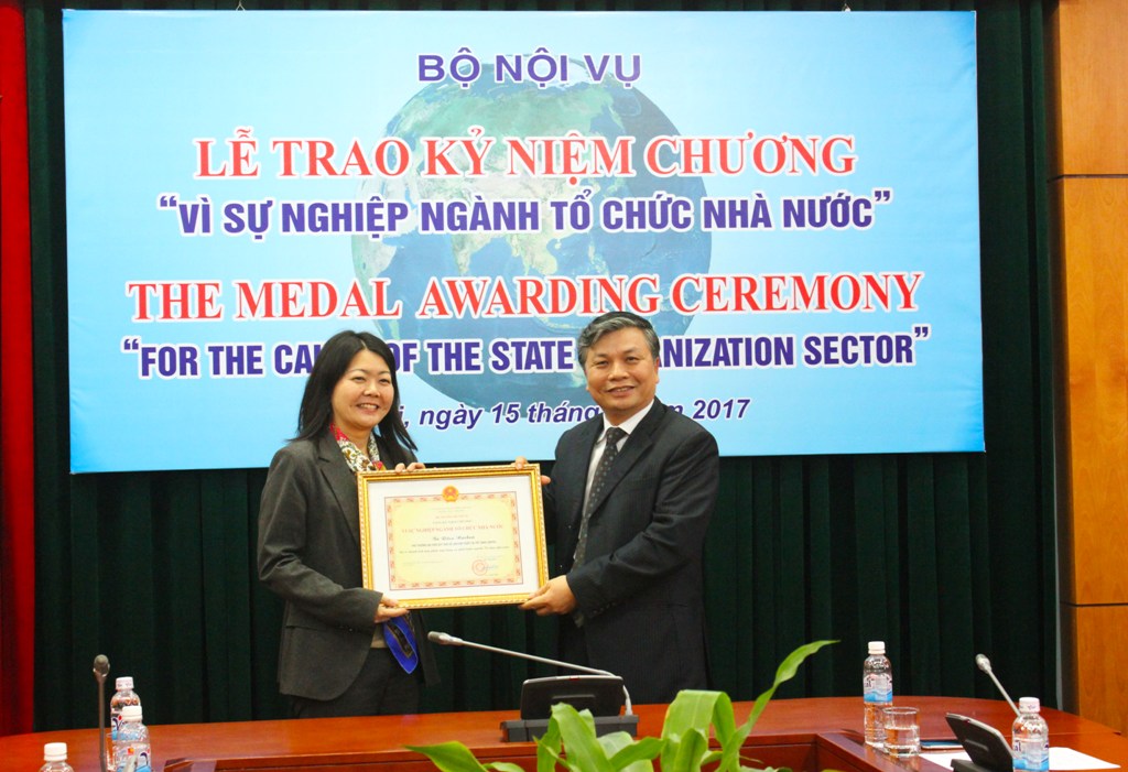 Lễ trao Kỷ niệm chương “Vì sự nghiệp ngành Tổ chức nhà nước” cho bà Ritsu Nacken, Phó Trưởng đại diện Quỹ Dân số Liên hợp quốc tại Việt Nam