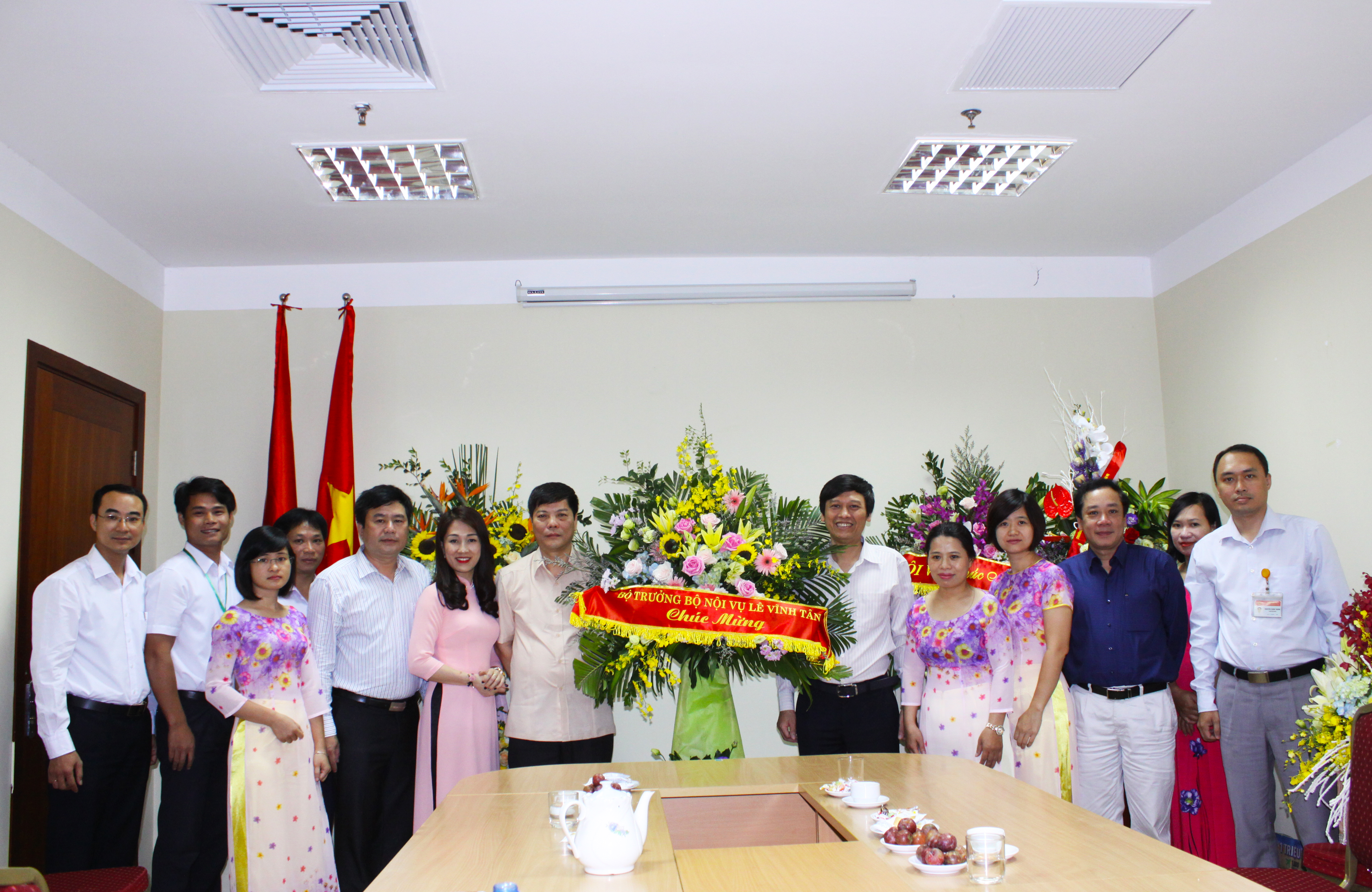 Bộ trưởng Bộ Nội vụ Lê Vĩnh Tân gửi lẵng hoa chúc mừng Trung tâm Thông tin nhân kỷ niệm 92 năm ngày Báo chí cách mạng Việt Nam 21-6