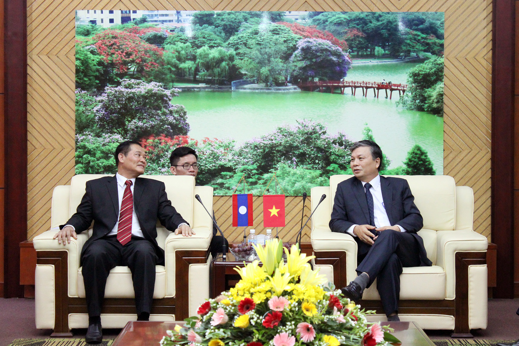Bộ Nội vụ tiếp đoàn cán bộ cấp cao Ủy ban Trung ương Mặt trận Lào Xây dựng Đất nước