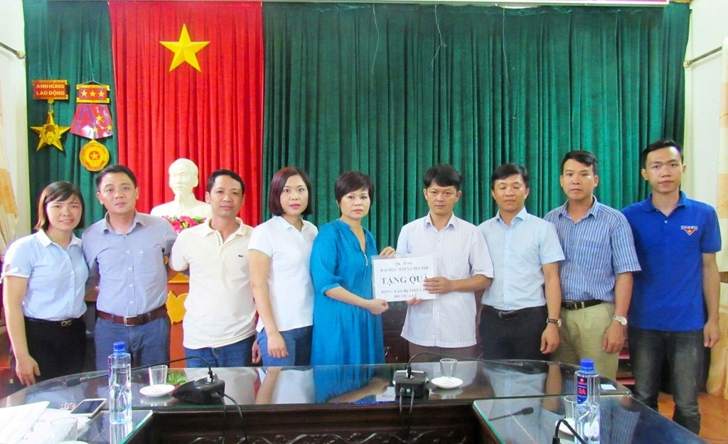Đại học Nội vụ Hà Nội thăm và tặng quà cho đồng bào thị trấn Mù Cang Chải bị thiệt hại do mưa lũ