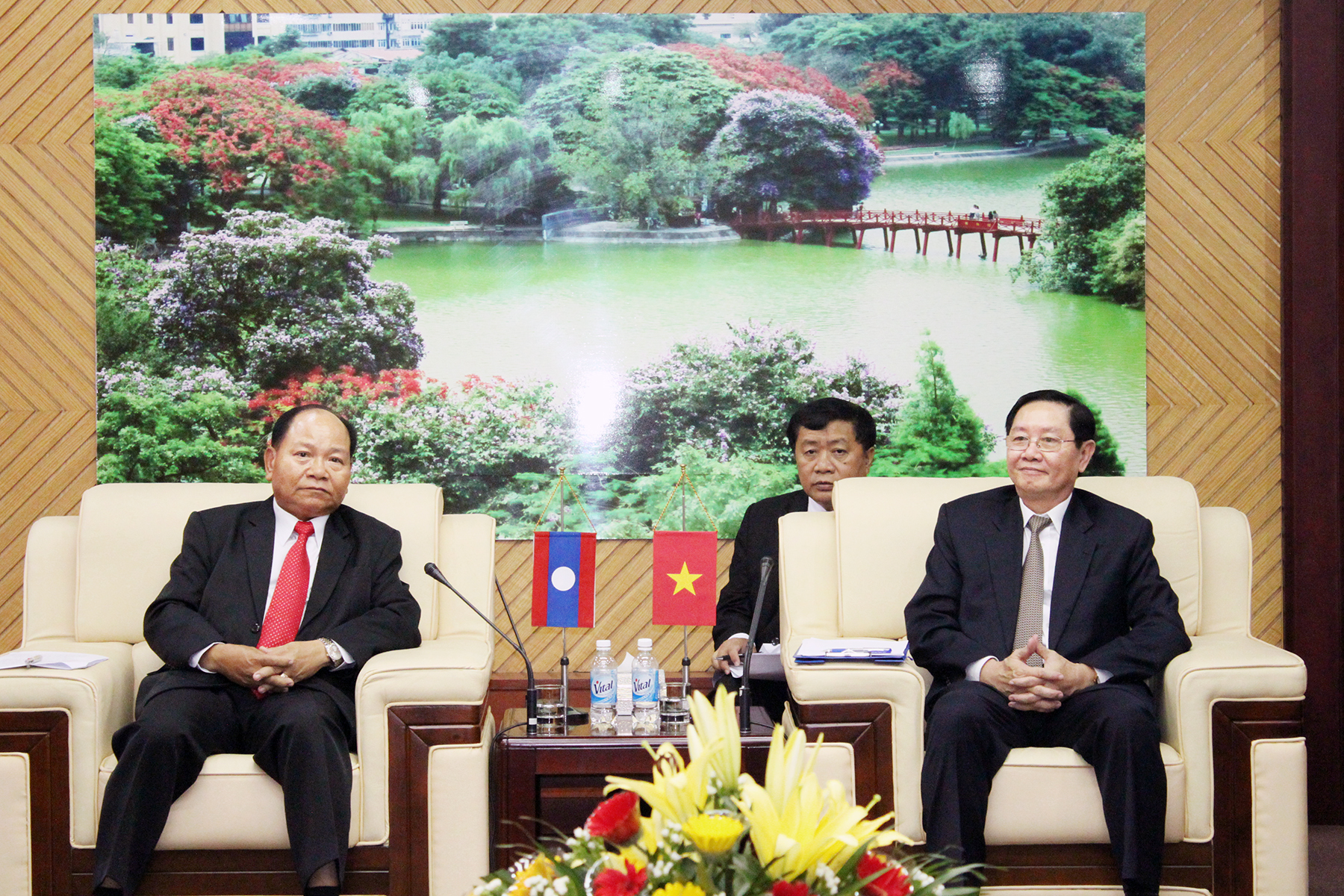 Bộ trưởng Lê Vĩnh Tân tiếp và làm việc với Bộ trưởng Bộ Nội vụ nước CHDCND Lào
