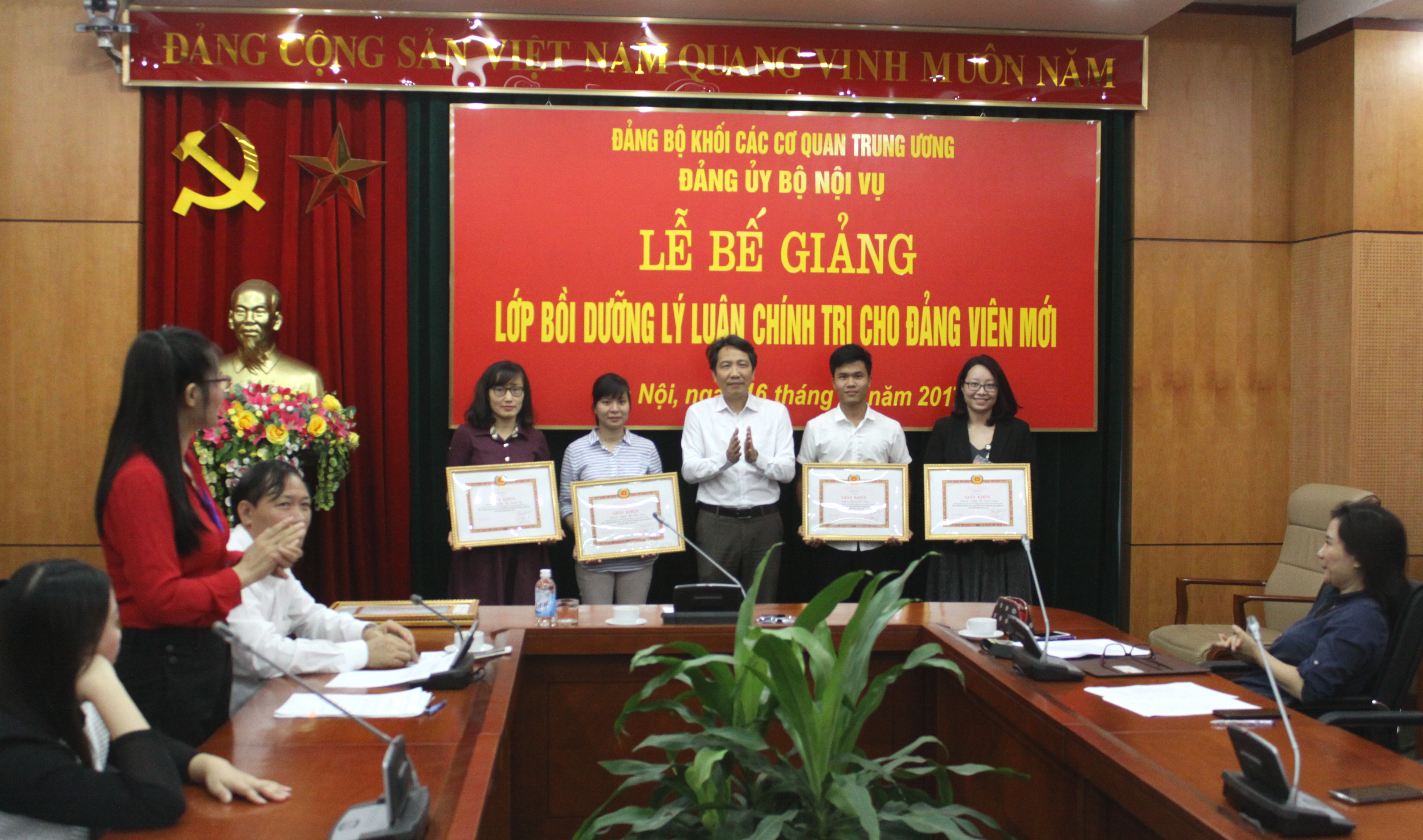 Lễ bế giảng Lớp bồi dưỡng lý luận chính trị cho đảng viên mới