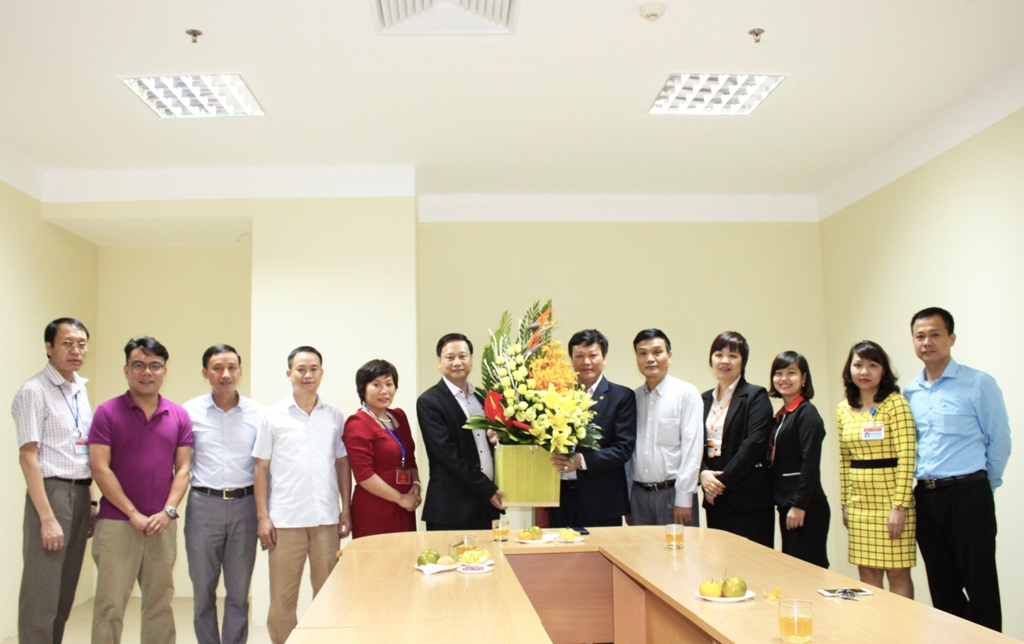 Lãnh đạo Bộ và các đơn vị thuộc, trực thuộc Bộ đến thăm và chúc mừng Vụ Pháp chế nhân Ngày Pháp luật nước Cộng hòa xã hội chủ nghĩa Việt Nam 9-11