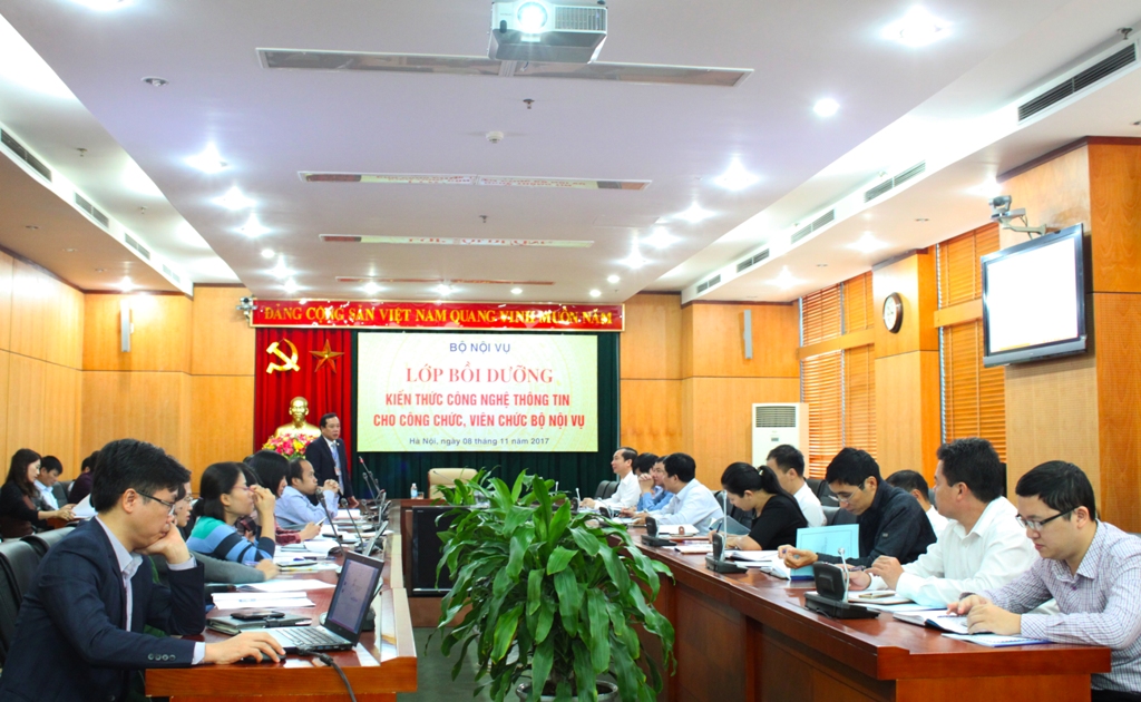 Lớp bồi dưỡng kiến thức công nghệ thông tin cho công chức, viên chức Bộ Nội vụ