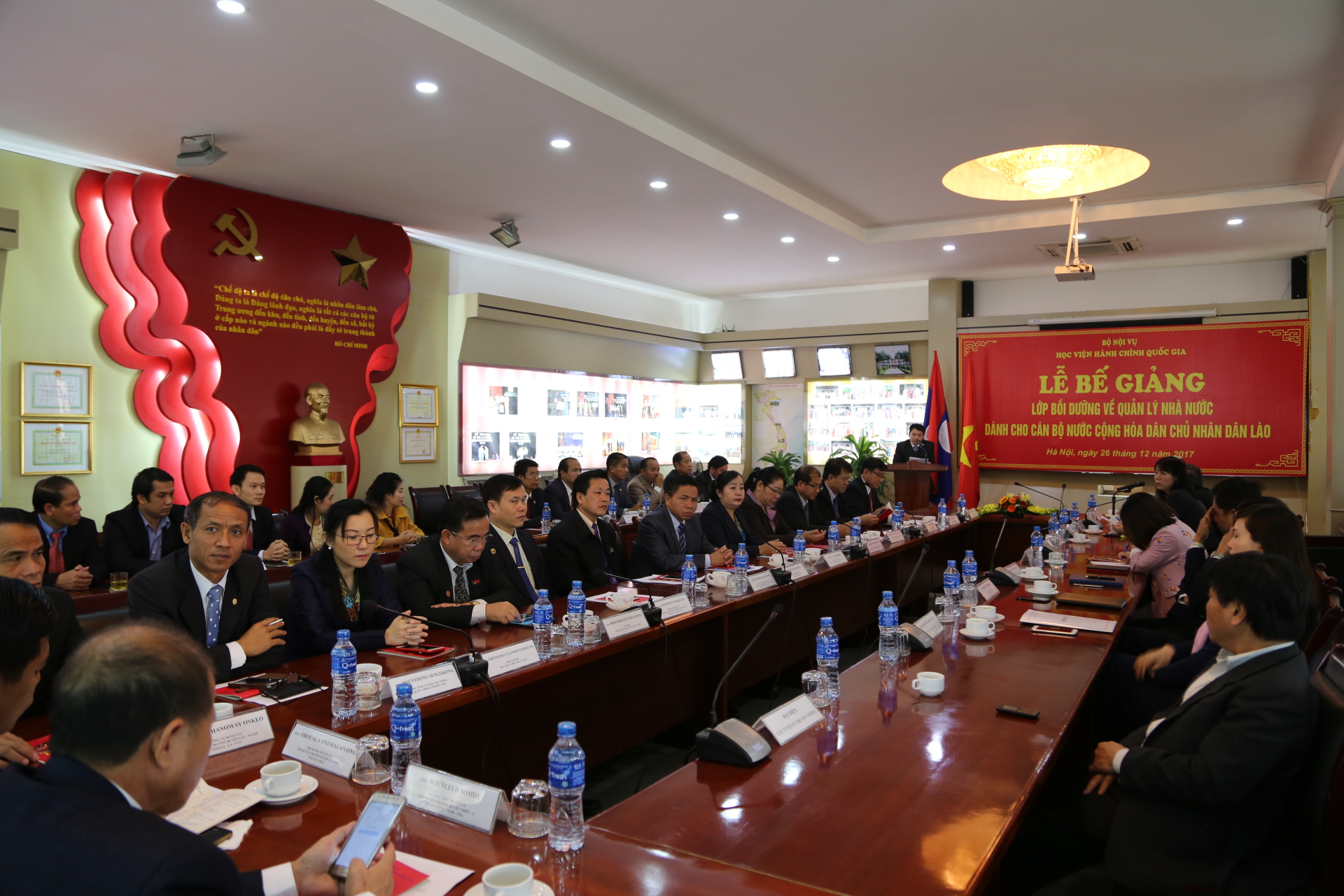 Bế giảng lớp bồi dưỡng về quản lý nhà nước cho 20 cán bộ lãnh đạo nước CHDCND Lào
