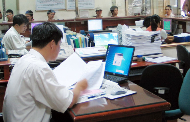 Ngân sách phải "nuôi" 1,36 triệu công chức và 49.000 đơn vị sự nghiệp