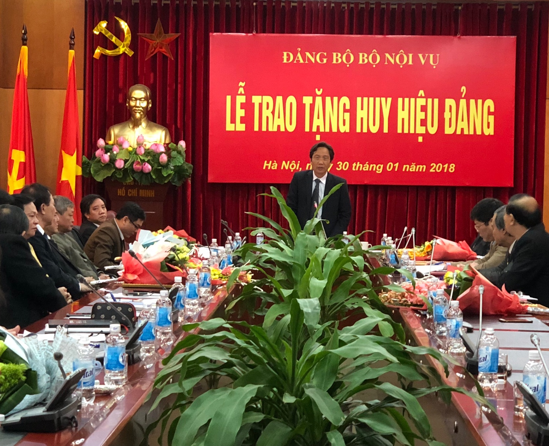 Đảng bộ Bộ Nội vụ tổ chức Lễ trao tặng Huy hiệu Đảng 
