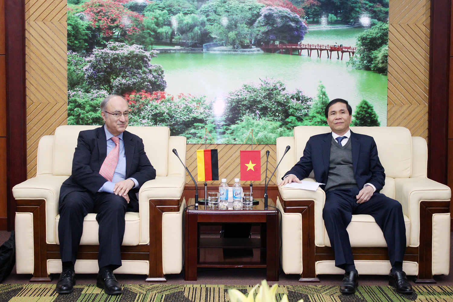 Thứ trưởng Triệu Văn Cường tiếp xã giao Chủ tịch Tổ chức hỗ trợ đại học thế giới CHLB Đức