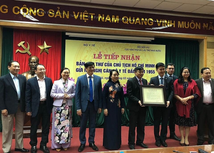 Phiên bản bức thư Bác Hồ gửi ngành y tế được trao tặng Bộ Y tế