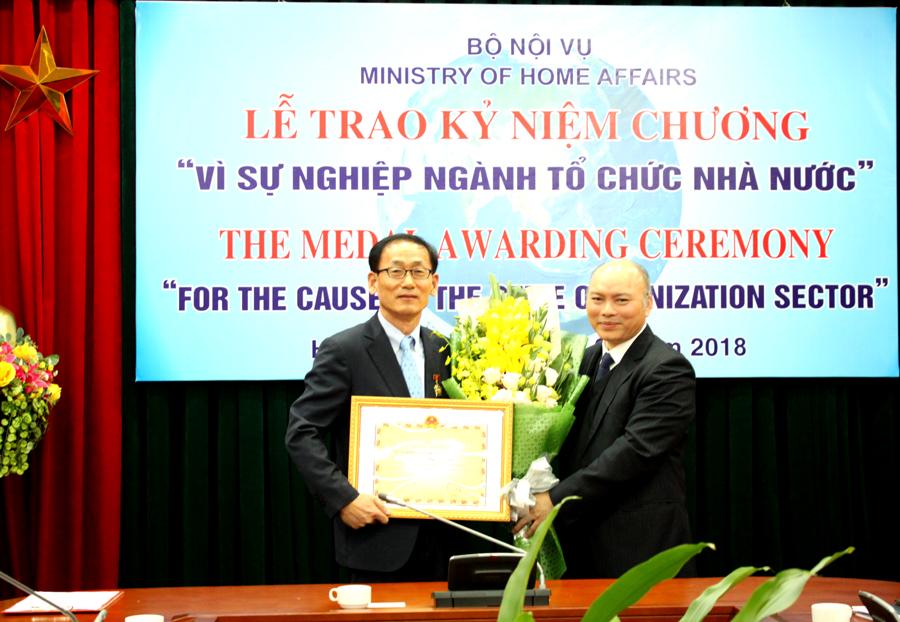 Lễ trao Kỷ niệm chương “Vì sự nghiệp ngành Tổ chức nhà nước” cho ông Park Kyoung Chul, Nguyên Trưởng đại diện Quỹ Giao lưu quốc tế Hàn Quốc tại Hà Nội