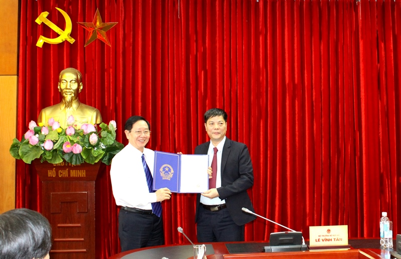Lễ công bố và trao quyết định nghỉ hưu đối với đồng chí Nguyễn Tiến Thành và quyết định điều động, bổ nhiệm chức vụ Chánh Văn phòng Bộ Nội vụ đối với đồng chí Vũ Đăng Minh