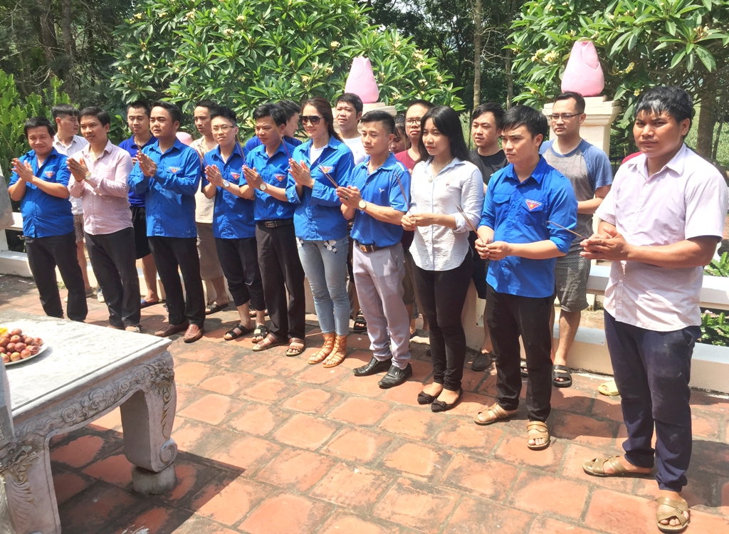 Đoàn viên thanh niên Bộ Nội vụ sinh hoạt chuyên đề tìm hiểu về khu di tích lịch sử, truyền thống của Bộ Nội vụ tại tỉnh Tuyên Quang