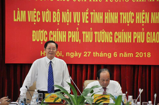 Bộ trưởng Bộ Nội vụ: Tôi từng làm việc, ký văn bản đến 2 giờ sáng