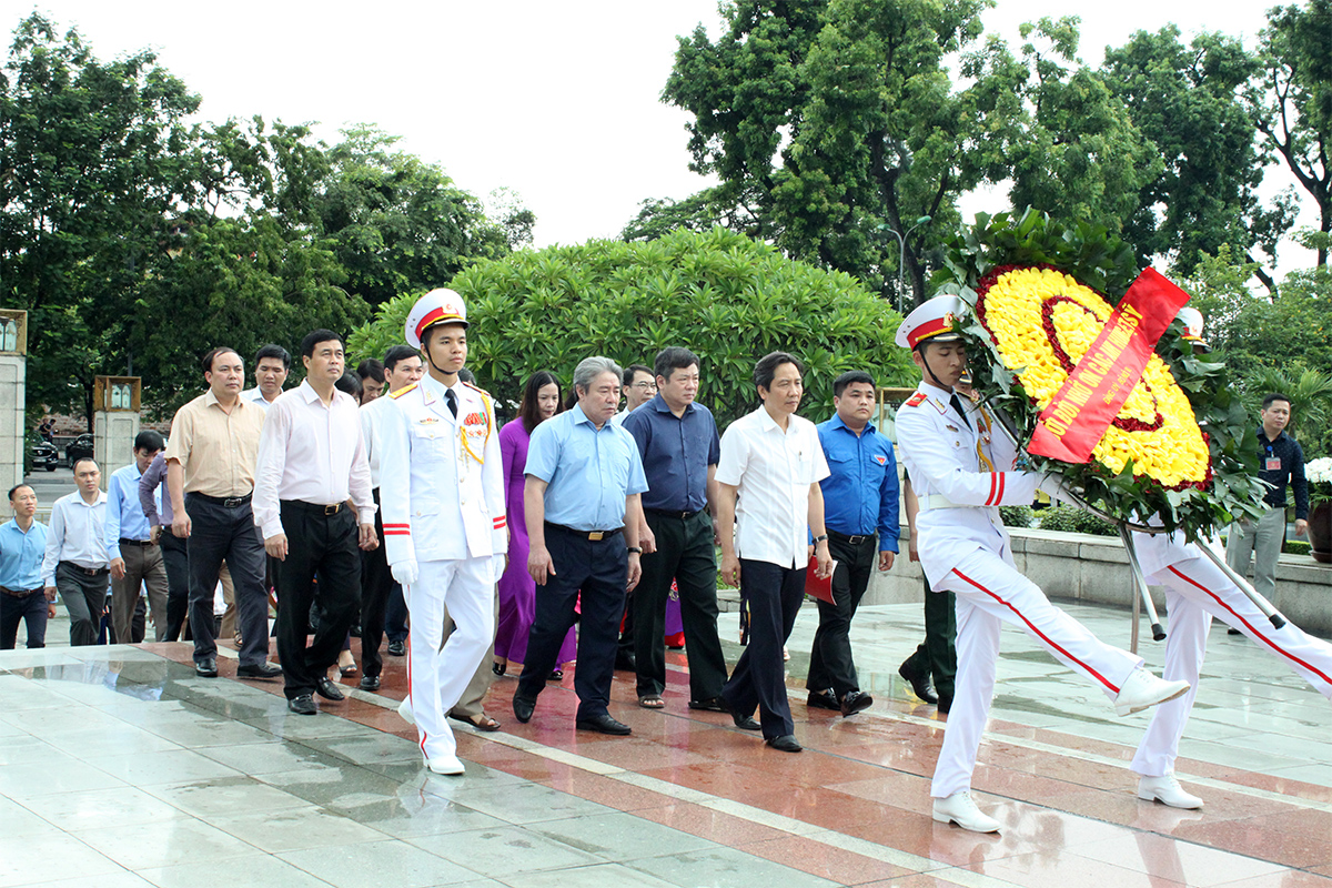 Đảng ủy Bộ Nội vụ dâng hoa viếng Chủ tịch Hồ Chí Minh và dâng hương tưởng niệm các Anh hùng liệt sĩ 