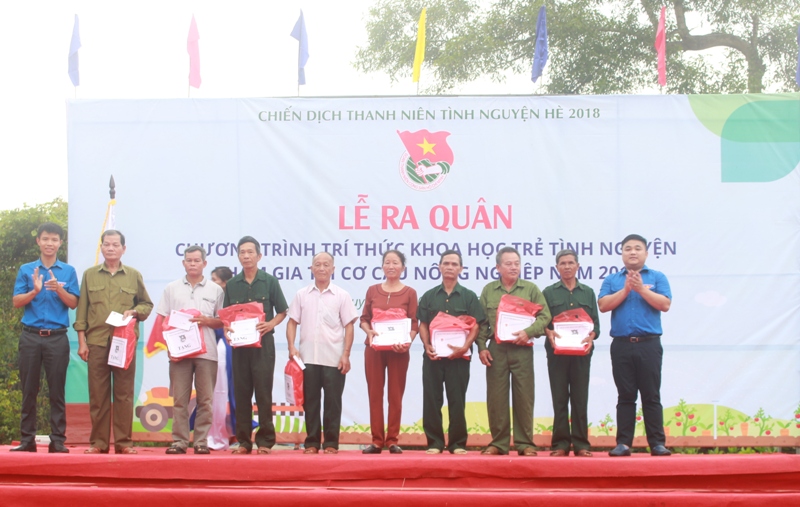 Đoàn Thanh niên Bộ Nội vụ tham gia Chương trình “Trí thức khoa học trẻ tình nguyện tham gia tái cơ cấu ngành nông nghiệp” năm 2018