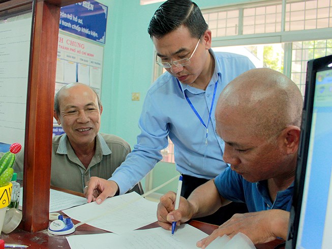 Anh chủ tịch phường luôn mở cửa phòng làm việc đón dân