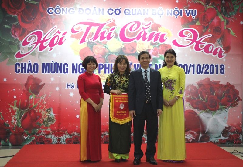 Hội thi cắm hoa chào mừng ngày Phụ nữ Việt Nam 20/10