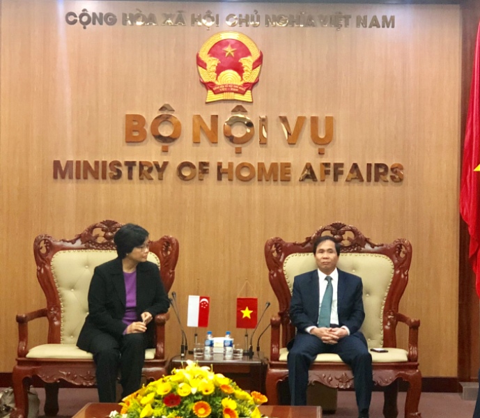 Thứ trưởng Bộ Nội vụ Triệu Văn Cường tiếp Đoàn đại biểu Trường Công vụ Singapore