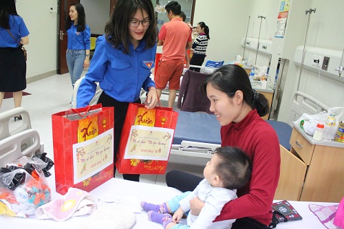 Tuổi trẻ Bộ Nội vụ chăm lo Tết cho bệnh nhi có hoàn cảnh khó khăn