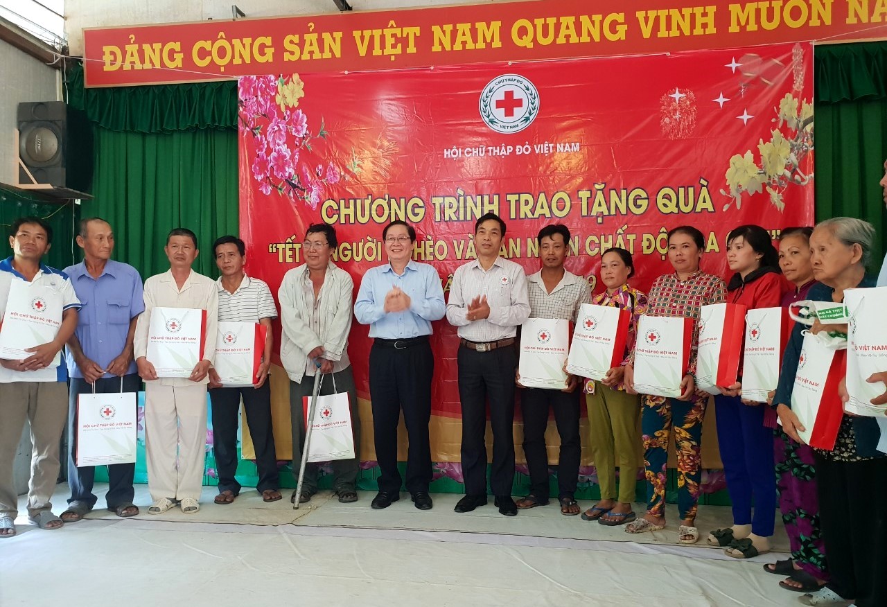 Bộ trưởng Lê Vĩnh Tân tặng quà cho người nghèo và nạn nhân chất độc da cam tại Đồng Tháp